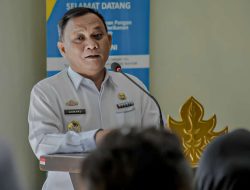 Peduli Keamanan dan Penerapan Standar Pengemasan Makanan, Qomaru Zaman Berikan Apron ke Pelaku Usaha